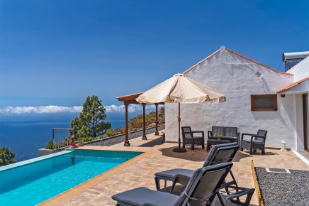 Villa Atardecer - privates Ferienhaus in Alleinlage mit beheiztem Infinity-Pool mieten